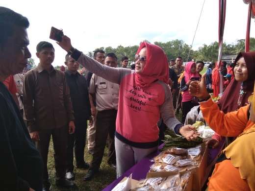 Kue Bikinan Kelompok Kreasi Muslimat NU Rawajitu Laris Manis