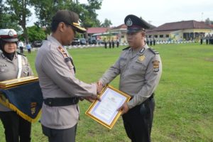 Polres Tulangbawang Berikan Penghargaan Kepada Lima Personel Berprestasi