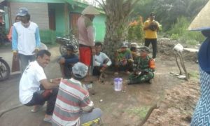 Babinsa Koramil 426-03/Rawajitu Tingkatkan Kemanunggalan TNI- Rakyat