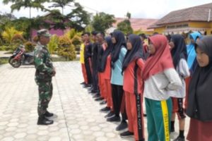 Babinsa Koramil 426-2 Menggala Latih PBB Siswa SMA  Negeri 1 Banjar Agung