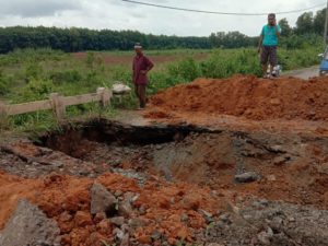 Jalan Provinsi Di Margamulyo Tulangbawang Barat Putus Diterjang Banjir