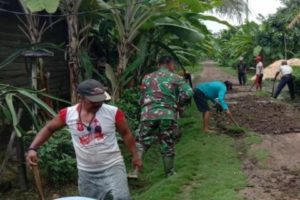 Gotong Royong Menyatukan Babinsa Sertu Lilik Dengan Warga
