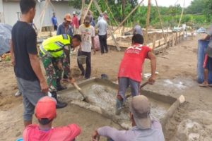 Babinsa Koramil 426-02/Menggala Gotong Royong Bangun Rumah Warga