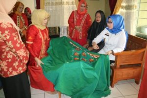 Bupati Dewi Handajani Bersama Dekranasda Kunjungi Sentra Pengrajin Tapis