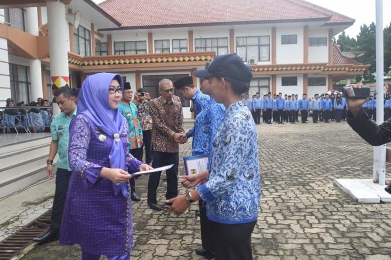 Bupati Dewi Handajani Mengambil Sumpah/Janji PNS Pemkab Tanggamus