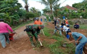 Babinsa Koptu Eko Hadi Ajak Warga Ciptakan Kebersamaan Melalui Gotong Royong