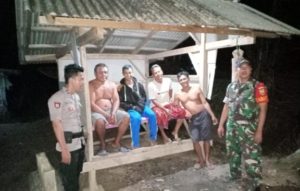 Babinsa Bersama Babinkamtibmas RawaJitu Kontrol gardu Ronda Malam