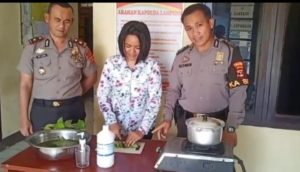 Tutorial Bikin Antiseptik ala Personel Polsek Bukit Kemuning, Bisa Dicoba untuk Cegah Corona