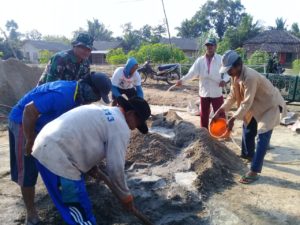 Babinsa Koramil 426-03/Rawajitu Bantu Warga Bangun Mushola