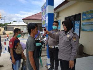 Petugas Polres Mesuji Cek Kesehatan  Warga Bikin SIM