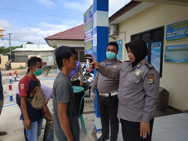 Petugas Polres Mesuji Cek Kesehatan  Warga Bikin SIM