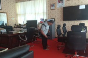 Cegah Virus Corona, Bappelitbang Tanggamus Lakukan Penyemprotan Kantor