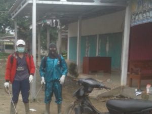 Relawan Tiyuh Gunung Agung Membuat Cairan Antiseptik Untuk Pencegahan Virus Corona