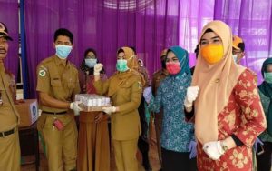 Kunjungi Posko Pantau Corona, Bupati Dewi Handajani Menyerahkan Masker dan Makanan Kepada Petugas