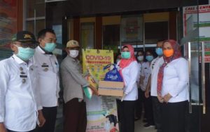 Bupati Tanggamus Beri Bantuan Sembako 3 ODP di Kota Agung