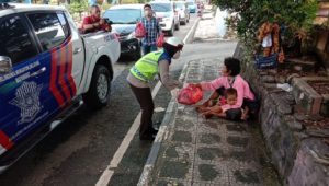 Bhayangkari Lampung Utara Bagikan Paket Sembako ke Warga