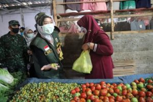 Blusukan Pasar Kotabumi, Wagub Nunik Minta Warga Pakai Masker