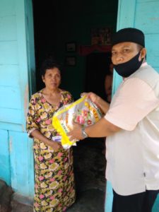 Jumat Berkah, Imam Syuhada dan Relawan Bagikan Sembako ke Warga Kotabumi