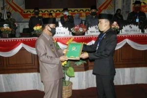 Tegas! Plt Bupati Lampura Minta Eksekutif Serahkan Buku APBD ke Dewan