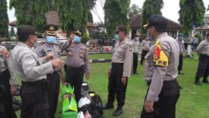Kapolres Lampung Utara Distribusikan Alat Semprot, Disinfektan & APD ke Polsek