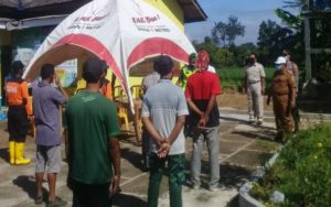 Kades Tulus Rejo dan Camat Pekalongan Lakukan Penyemprotan Cegah Covid-19