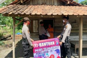 Peduli Covid-19 Polres Tulang Bawang Bagikan Sembako