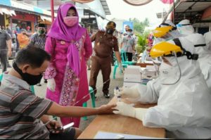 Dinkes Tanggamus Lakukan Rapid Tes Masal Di Pasar Kota Agung