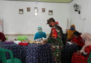 Babinsa Banjar Dewa Dampingi Posyandu Lansia