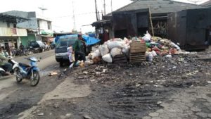 Waduh Baunya, Sampah Menumpuk di Pasar Kedondong Pesawaran