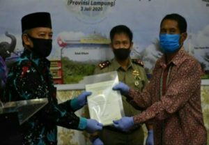 Wakil Walikota Metro Bersama BPN Serahkan Sertifikat Tanah  Secara Simbolis