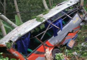Bus Rombongan Siswa SMA Asal Kota Metro Masuk Jurang, 1 Tewas