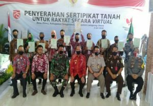 Wakil Bupati Tanggamus Hi.A.M Syafi’i Menyerahkan Sertifikat Tanah Secara Virtual