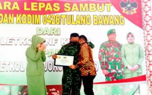PWI Tulang Bawang Serahkan Penghargaan Best Partner kepada Mantan Dandim