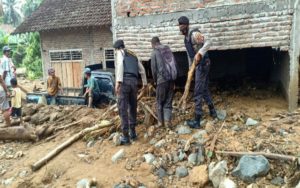 Satsabara Polres Tanggamus Bersama Tim Gabungan Bantu Banjir Semaka