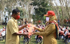 Bupati Tulang Bawang Serahkan 147 Unit Sepeda Motor Untuk Kepala Dusun