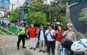 Cegah Covid-19, Kanit Patroli Polres Metro Bagi Masker Merah-Putih