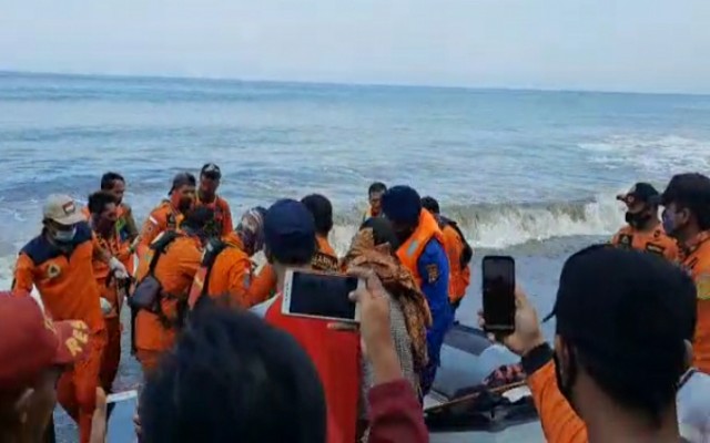 Dua Korban Tenggelam Dipantai Muara Dua Berhasil Dievakuasi