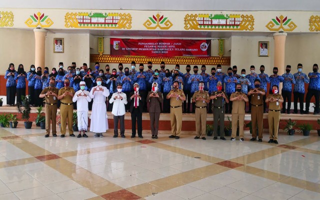 Bupati Winarti Himbau  Semua PNS Untuk Berkerja Dengan Baik