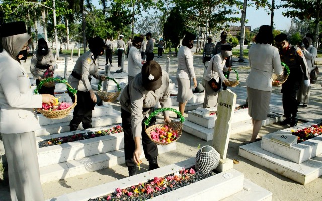 Sambut Hari Jadi Polwan Ke-72, Polres Tulang Bawang Gelar Upacara dan Ziarah  Tabur Bunga di TMP