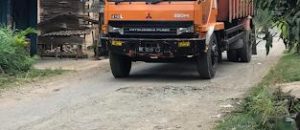 Warga Desa Kistang Lampung Utara Keluhkan Jalan Hancur Gegara Truk Singkong