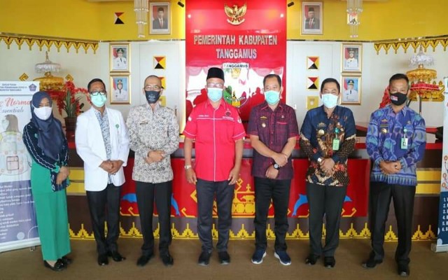 Anggota Komisi I DPR RI Mukhlis Basri  Beri Bantuan Covid-19 Ke Kabupaten Tanggamus