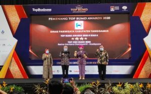 Kadisparbudpora Kabupaten Tanggamus Mendapat Penghargaan Diajang BUMD Awards