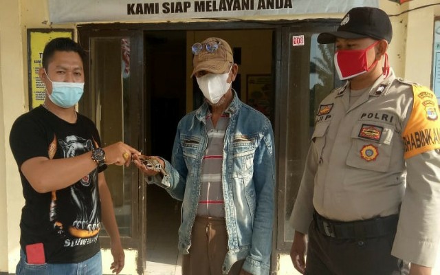 Warga Kampung Andalas Cermin Serahkan Senpi Ke Polsek Rawa Pitu