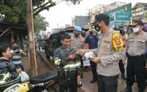 Polres Tulang Bawang Bagikan 900 Lembar Masker Secara Gratis