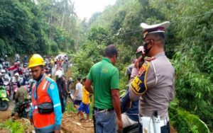 Jalur Lintas Barat Di Batu Keramat Tertimbun Longsor