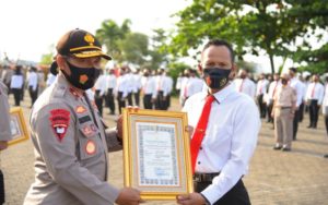 Kapolda Lampung Beri Penghargaan Terhadap 8 Personel