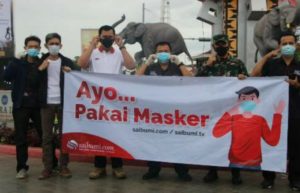 Bid Humas Polda Lampung, Kasiter Korem 043/Garam dan SMSI Bagikan Masker Gratis