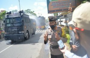 Jelang Pilkada  Samapta Polda Lampung Lakukan Penyemprotan Disinfektan