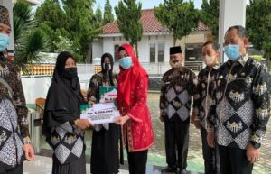 Bupati Tanggamus Serahkan Tali Asih Kepada Kafilah Berprestasi Pada MTQ  Ke-28