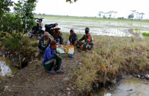 Babinsa Koramil 426-03 Rawajitu Anjangsana dengan Kelompok Tani